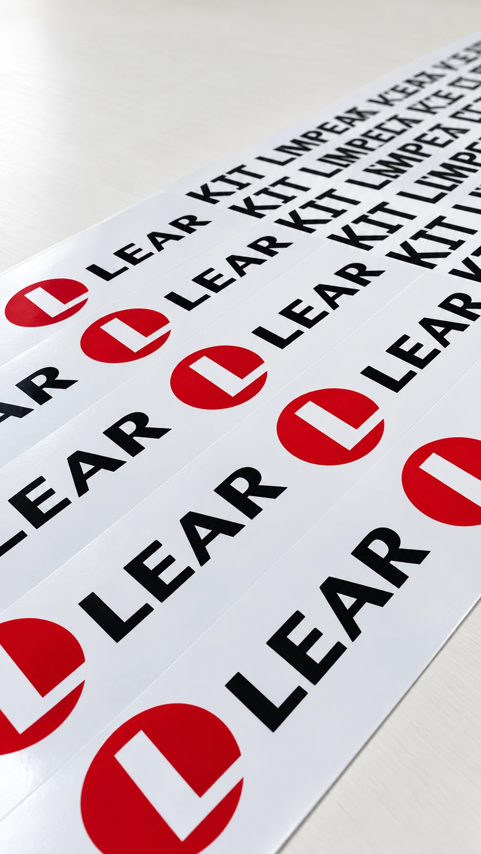 Adesivos da marca Lear em produção