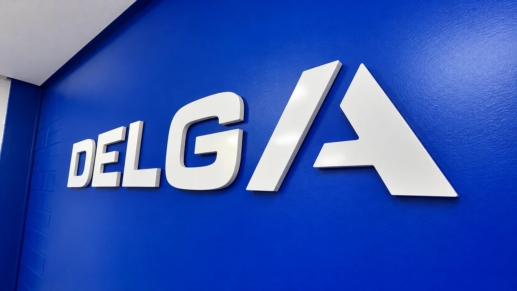 Logo DELGA aplicado em parede azul