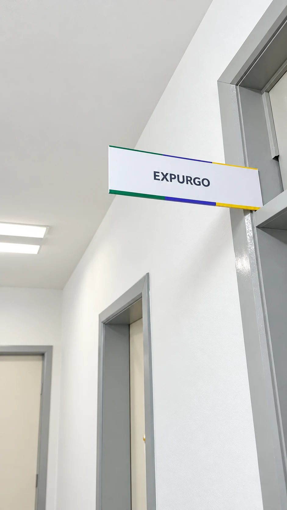 Placa direcional de expurgo em ambiente interno